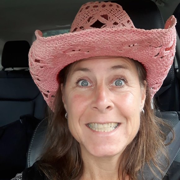 Meet your Posher, Deidre - Picture 1 of 1